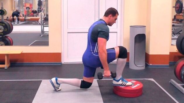Упражнение „Lunges“ с дъмбели, повишаващо мъжката потентност